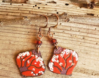 Boucles d'oreille rouges, japonisantes,  sakura, émaux, cerisier japonais, arbre, artisanales, fait-main, Brume de Terre