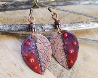 Boucles d'oreille féériques,feuille,bohèmes,forêt,rouge,violet,bijoux femme,cuivre émaillé,émaux, verre murano artisanales,Brume de Terre