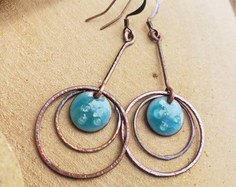 Boucles d'oreilles bohèmes, créoles, longues, cuivre émaillé, verre de murano. Cercles,anneaux,cuivre oxydé.Bijoux artisanaux Brume de Terre