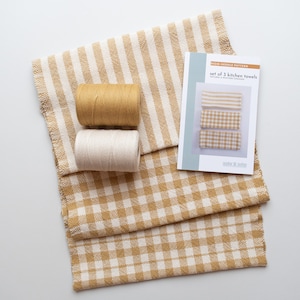 Väv dina egna kökshanddukar | Set med 3 handdukar i ginghamfärgad senap och naturfärgad | Rigid Heddle Kit