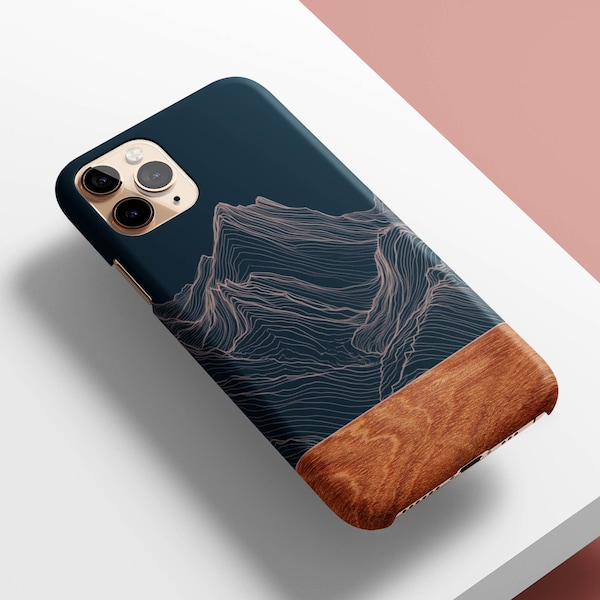 Puede incluir: Una funda para teléfono azul marino con un acento de madera y un gráfico de una cordillera en líneas blancas.
