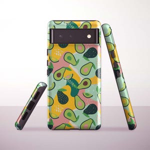 Op de afbeelding: Telefoonhoesje met een kleurrijk avocadopatroon. Het ontwerp toont groene, gele en roze vormen met avocado-illustraties. De hoes wordt in drie verschillende posities getoond, waarbij het ontwerp op de voor- en zijkanten wordt benadrukt.