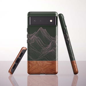 Op de afbeelding: Een donkergroene telefoonhoes met een roze bergketenontwerp en een houtnerfbasis. De afbeelding toont de hoes vanuit verschillende hoeken, waarbij het ontwerp en de textuur worden benadrukt. De hoes is ontworpen voor een smartphone.