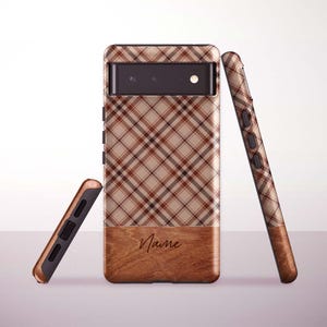 Puede incluir: Funda de teléfono con un diseño de cuadros marrones y beige. La parte inferior tiene un diseño de vetas de madera con la palabra "Name" en cursiva. La imagen muestra la funda principal y dos piezas laterales separadas.