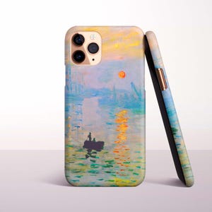 以下が含まれることがあります： クロード・モネの絵画「印象・日の出」の複製がプリントされたスマートフォンケース。水面に浮かぶ小さなボートと、淡い青と黄色の空に浮かぶ鮮やかなオレンジ色の太陽が描かれており、側面も同じデザインになっています。