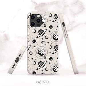 Puede incluir: Una funda de teléfono beige con un patrón negro con temática espacial que presenta planetas, estrellas y lunas. La funda se muestra desde múltiples ángulos, con el nombre de la marca "CASEMILL" visible en la parte inferior.