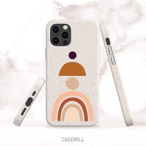 Puede incluir: Funda de teléfono de color blanquecino con una textura moteada y un diseño abstracto colorido. El diseño incluye un círculo morado oscuro, un semicírculo marrón, un círculo beige y un arcoíris en tonos marrones y melocotón. La marca "CASEMILL" está impresa en la parte inferior.