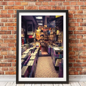 Impression photo originale chez disquaire à Florence, papier de haute qualité, finition mate, idéale pour toute décoration de fan de musique en vinyle. Impression uniquement