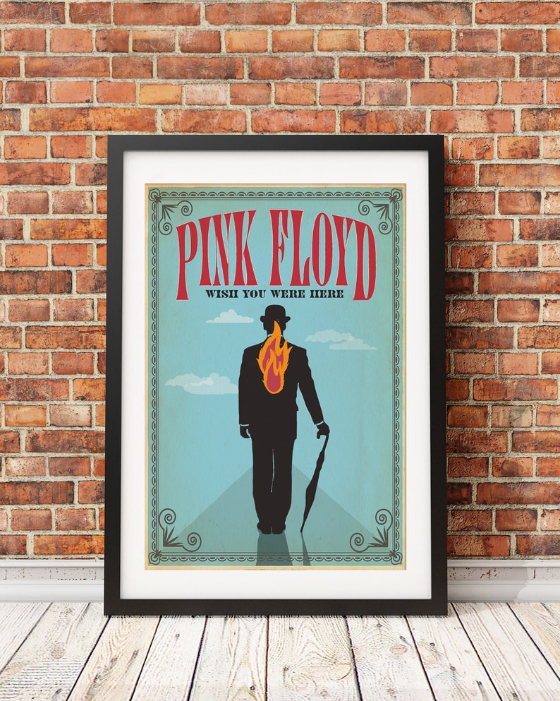 Może przedstawiać: Plakat w stylu vintage z zespołem Pink Floyd. Plakat ma niebieskie tło z sylwetką mężczyzny odchodzącego od widza. Mężczyzna jest w ogniu i trzyma parasol. Tekst "Pink Floyd Wish You Were Here" jest wydrukowany czerwonymi i białymi literami.