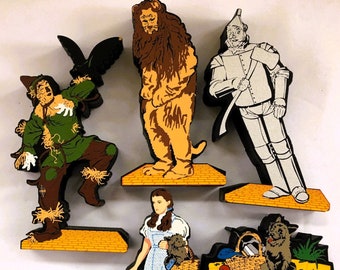 Vintage 2000 Shelia's Wizard of Oz Dorothy, Toto, Scarecrow, Tin Man, Cowardly Lion Set of 5 Wood Cut Shelf Sitters ~ 3D Mantle Displays EXC