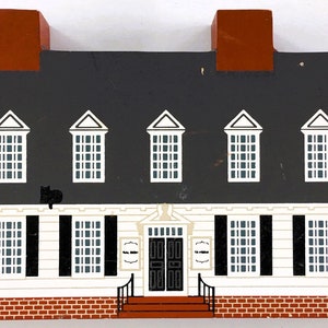 Vintage 1993 Cat&#39;s Meow Raleigh Tavern Williamsburg Virginia Series Wood Cut Shelf Sitter ~ Handcrafted Mantle Display Signed Faline Retired