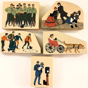 Cat's Meow Victorian People (5) Accesorios de madera ~ Niños jugando canicas; Chica en carrito para perros; patinadores sobre hielo; Equipo de beisbol; Cartero Nuevo Antiguo Stock
