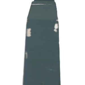 Puede incluir: Un form&oacute;n de madera de color verde azulado con un cuerpo rectangular y un borde biselado. El form&oacute;n tiene un tono verde oscuro y una base marr&oacute;n claro. La herramienta est&aacute; dise&ntilde;ada para trabajar la madera y tallar.