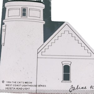 Puede incluir: Una taza de cer&aacute;mica blanca con un asa negra y el texto "But First, Coffee" en negrita negra. La taza se encuentra sobre un fondo borroso, resaltando su dise&ntilde;o limpio.