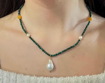 Collier en malachite naturelle et perles d'eau douce, pendentif perle baroque tendance, cadeau élégant pour elle