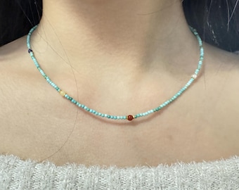 Petit collier de perles turquoises, perle d'eau douce, accent de pierres précieuses