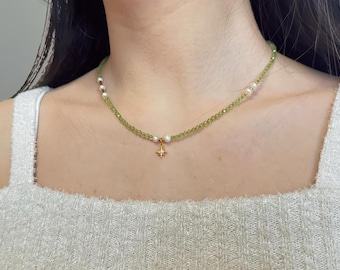 Collier péridot et perles d'eau douce : petit tour de cou en pierres précieuses, cadeau de naissance en août