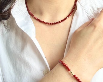 Ensemble collier ras du cou et bracelet en perles d'agate rouge du Sud, or 14 carats