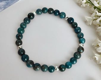 Bracelet délicat en apatite bleue, perles de pierres précieuses bleu sarcelle naturelles de 6 mm, détails en argent sterling 925