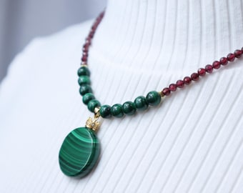 Collier tendance en malachite et grenat, pendentif rond en malachite audacieux de 22 mm, cadeau élégant pour elle