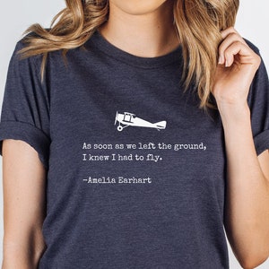 Camiseta con cita de Amelia Earhart / Regalo para piloto / Camiseta con gráfico de aviación / Camiseta de avión / Camiseta de vuelo / Cita de aviadores famosos / Piloto femenino