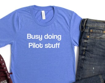Occupé à faire une chemise pilote | Chemise d'aviation | Cadeau pilote | Cadeau pour propriétaire d'avion | Chemise volante drôle | T-shirt avion | Pilote professionnel