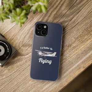 Peut inclure: Une coque de téléphone bleu marine avec un graphique d'avion blanc et le texte "I'd Rather Be Flying".