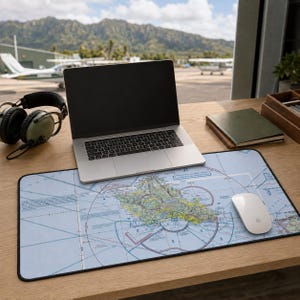Anpassad skrivbordsmatta för flygsimulator | Personlig present till pilot | Ditt flygplatskontorsskrivbord | Hangardekor | Flygmusmatta 12" × 22"