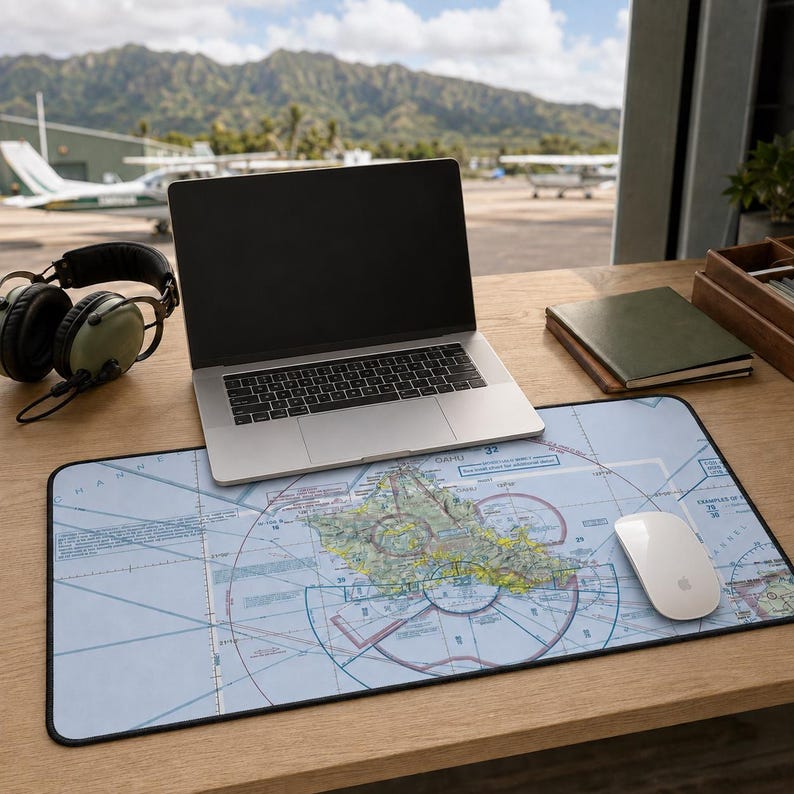 Anpassad skrivbordsmatta för flygsimulator | Personlig present till pilot | Ditt flygplatskontorsskrivbord | Hangardekor | Flygmusmatta 12" × 22"
