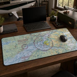 Anpassad skrivbordsmatta för flygsimulator | Personlig present till pilot | Ditt flygplatskontorsskrivbord | Hangardekor | Flygmusmatta 16" x 32"