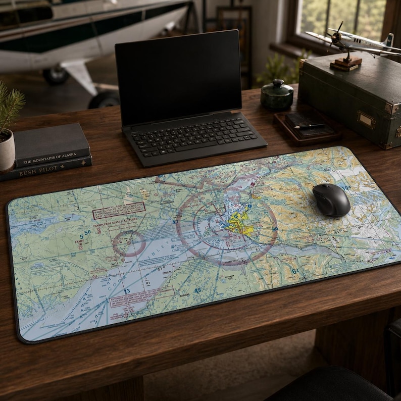 Anpassad skrivbordsmatta för flygsimulator | Personlig present till pilot | Ditt flygplatskontorsskrivbord | Hangardekor | Flygmusmatta 16" x 32"