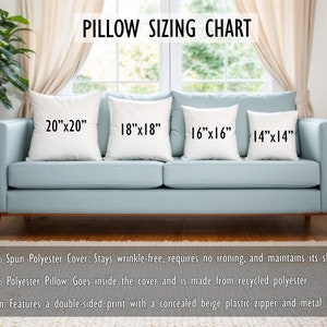K&ouml;nnte beinhalten: Ein Kissen-Gr&ouml;&szlig;en-Diagramm mit vier Kissen auf einem hellblauen Sofa. Die Kissen sind wei&szlig; und haben schwarzen Text, der ihre Gr&ouml;&szlig;e angibt: 20"x20", 18"x18", 16"x16" und 14"x14".