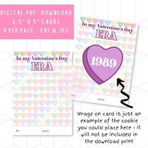 Puede incluir: Tarjeta de San Valentín imprimible con un corazón rosa y el texto "In my Valentine's Day ERA 1989". La tarjeta está rodeada de un patrón de pequeños corazones rosas, azules, amarillos y blancos. El texto "Image on card is just an example of the cookie you could place here - it will not be included in the download print" está en la parte inferior de la tarjeta.