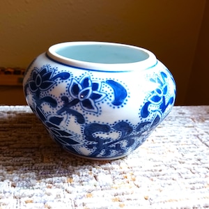 PORCELAIN VASE Blue and White Chinoiserie Asian Unique Chinese Style Ginger Jar Vase Succulent Very Good Vintage Condition