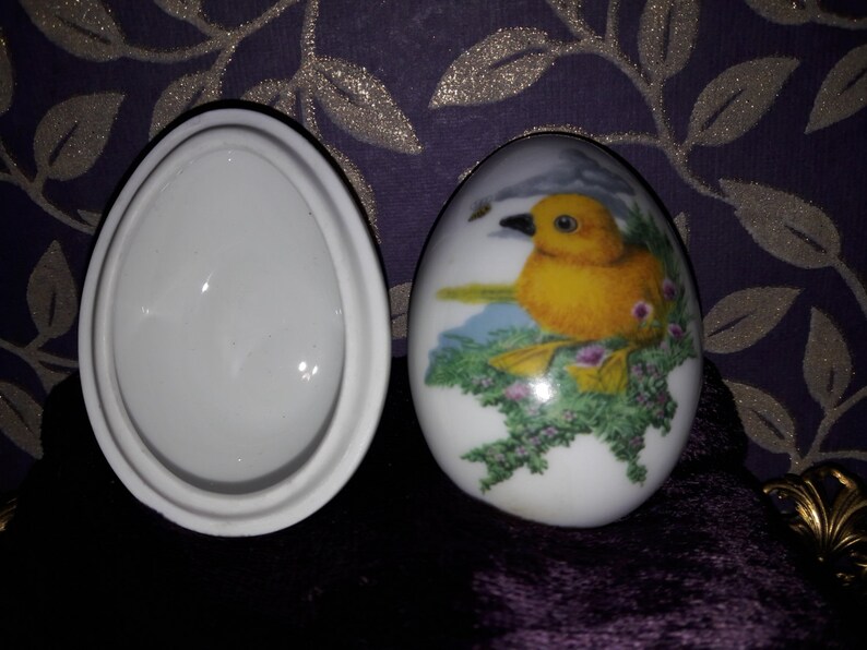 FRANKLIN MINT Porcelain Easter Egg Collectible Trinket Box From 1982