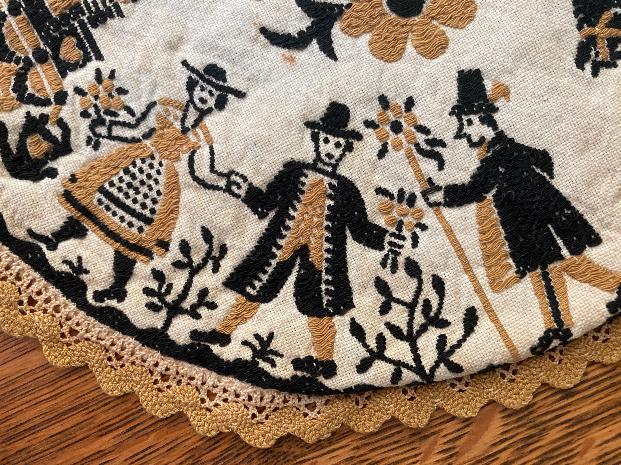 お花の刺繍が入ったスクエア型のクロス、フレンチアンティーク調の