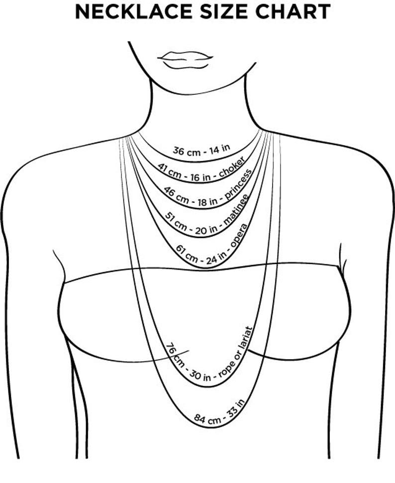 Op de afbeelding: Een lijntekening van een persoon die een ketting draagt met verschillende lengtes die in centimeters en inches zijn aangegeven. De lengtes zijn gelabeld met de bijbehorende kettingstijlen, zoals choker, prinses, matinee, opera en touw of lariat.