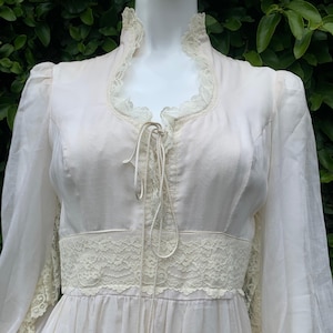 Vestido estilo pradera crema estilo Gunne Sax de los años 70 / Mangas abullonadas con detalle de encaje ancho / Cuello alto de encaje estilo corsé bohemio de los años 70 / Fiesta en el jardín / Tallas XS-S imagen 1