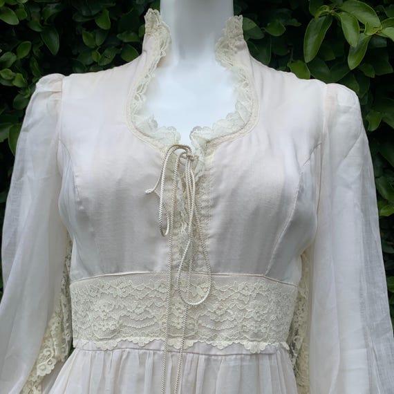 1970s Vintage Gunne Sax Style Cream Prairie Dress | Wide Lace Detail Puff Sleeve | 70s BOHO  Corset High Lace Neck | Garden Party | XS-S