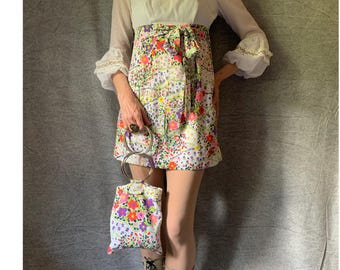 Vintage 70-tals miniklänning med blommigt prästkragetryck/1970-tals vintage miniklänning med klockärm/matchande mini tygväska/storlek 8-10