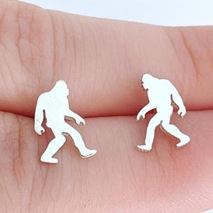 Sterlingzilveren sasquatch-oorbellen. Bigfoot, yeti, cryptide, folklore, sieraden.  Cadeau voor nerd, nerd, wetenschapper, vriend, vriend. Verjaardagscadeau