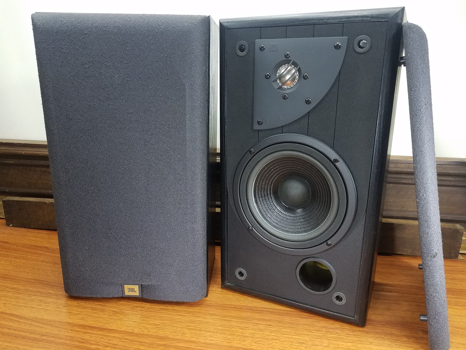 JBL LXE330 Twoway Bookshelf Speaker Set 200 Watts at 8 Ohms Made in