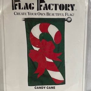 Könnte beinhalten: Ein Nähmuster für eine Weihnachtsflagge in Form eines Zuckerstabs. Das Muster ist für Flaggen konzipiert, die eine Größe von 71 cm x 124 cm haben. Das Muster enthält Anweisungen zum Nähen der Flagge. Das Muster heißt "Candy Cane" und die Stilnummer ist 63836.