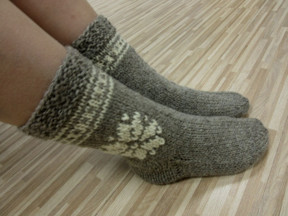Calcetines de lana gris con copos de nieve, calcetines de lana de mujer  ecológica, calcetines de lana de hombre, calcetines de lana bordados,  calcetines de punto a mano, calcetines con bordado 