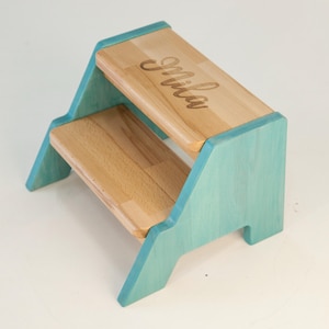 Zwei Stufen personalisierter Nachttisch Hocker, Küchenkleinkind Montessori benutzerdefinierter Tritthocker mit Namen