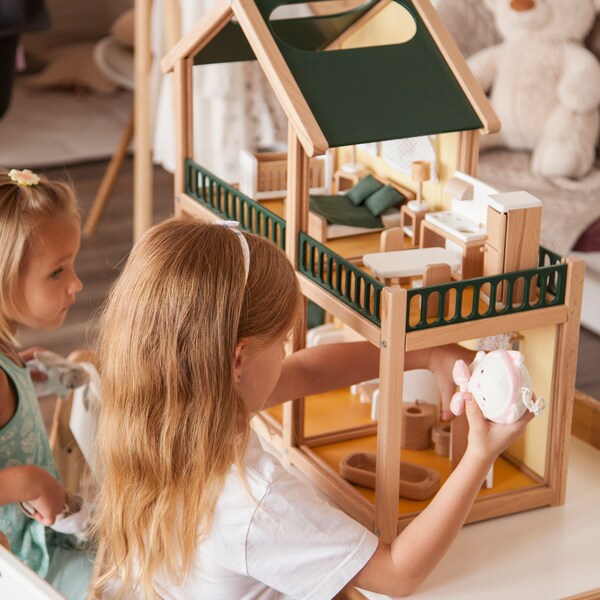 Green and yellow wooden dollhouse, puppenhaus, dollhouse with doll furniture, puppenhaus holz, wood dollhouse, maison poupée bois