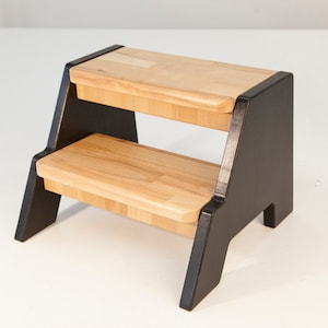 Taburete con nombre personalizado en color negro, mueble auxiliar para niños, taburete con escalones Montessori, taburete de madera personalizado para niños pequeños, regalo de Pascua para niños pequeños