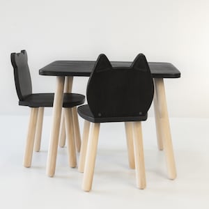 Beukenhouten bureau en stoel voor peuters, met kattenmotief, ideaal als cadeau voor de start van het schooljaar.