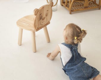 Silla de madera personalizada para niños pequeños con respaldo en forma de oso, silla de madera personalizada para niños, significativo regalo navideño de la abuela para niños pequeños.