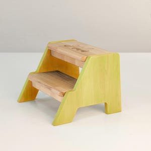 Veiligheidsopstapje met brede treden om bij de wastafel of planken te komen, opstapje voor kinderen met een stevige basis, licht naar buiten gekanteld opstapje, kerstcadeau